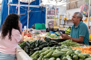 Maria Eugenia Martinez Carrillo con electores de Santa María la Ribera